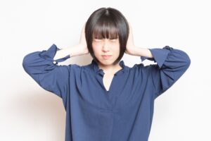 害獣の鳴き声に悩む女性